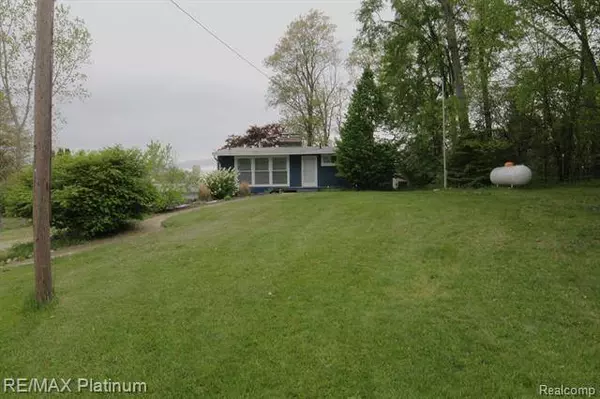 2444 W KIMMEL Road, Jackson, MI 49201