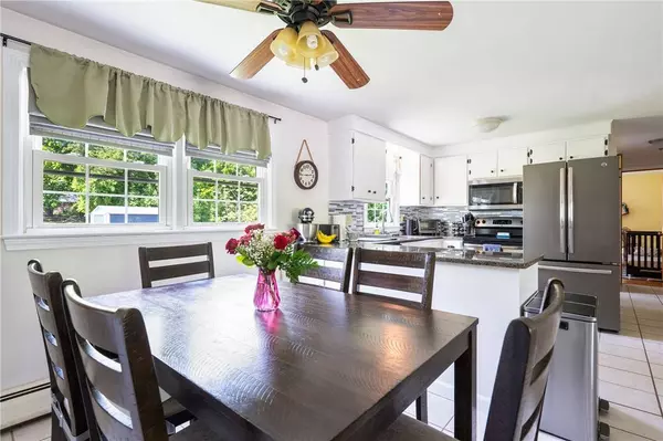 8 Russell LN, Smithfield, RI 02917