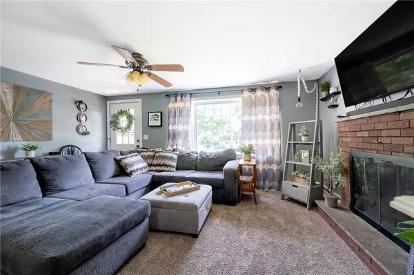 8 Russell LN, Smithfield, RI 02917