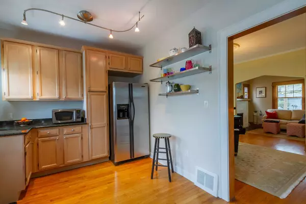 402 S 11th AVE, St. Charles, IL 60174