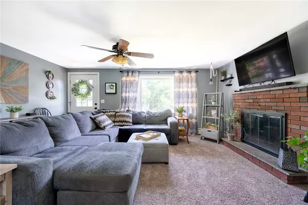 8 Russell LN, Smithfield, RI 02917