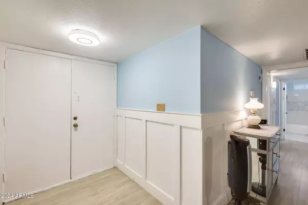 5022 W VOGEL Avenue, Glendale, AZ 85302