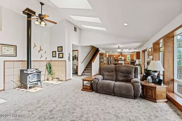 1241 Nelson Rd, Granger, WA 98932