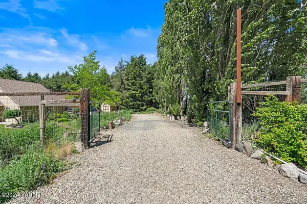 1241 Nelson Rd, Granger, WA 98932