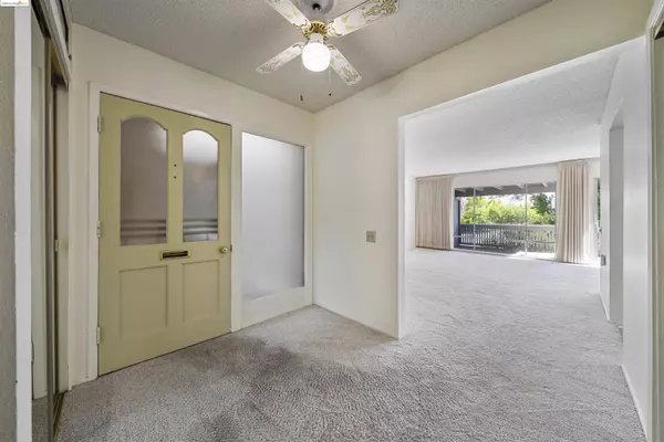 1201 Fairlawn Ct #11, Walnut Creek, CA 94595