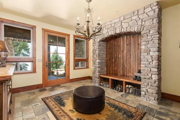 40704 Wild Iris Lane, Shaver Lake, CA 93664