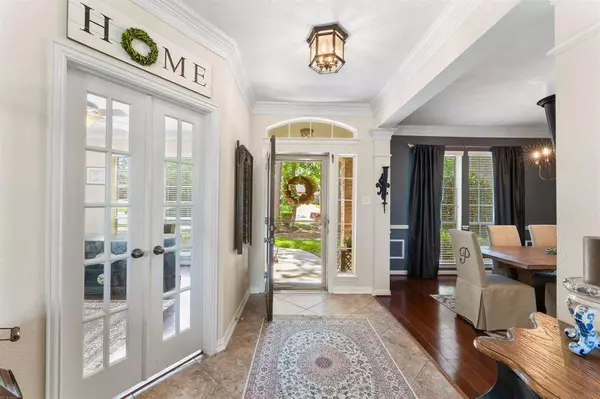 11 Barlow CT, The Woodlands, TX 77382