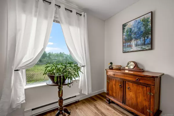 6590 Mystery Beach Rd, Fanny Bay, BC V0R 1W0