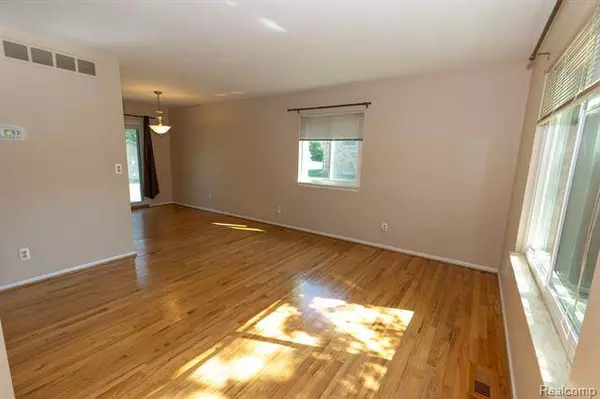 3843 BALD MOUNTAIN Road, Lake Orion, MI 48360