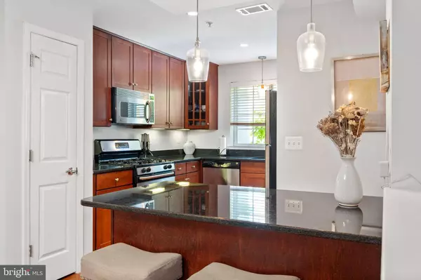 4083 S FOUR MILE RUN DR #301, Arlington, VA 22204