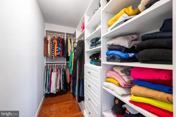 4083 S FOUR MILE RUN DR #301, Arlington, VA 22204