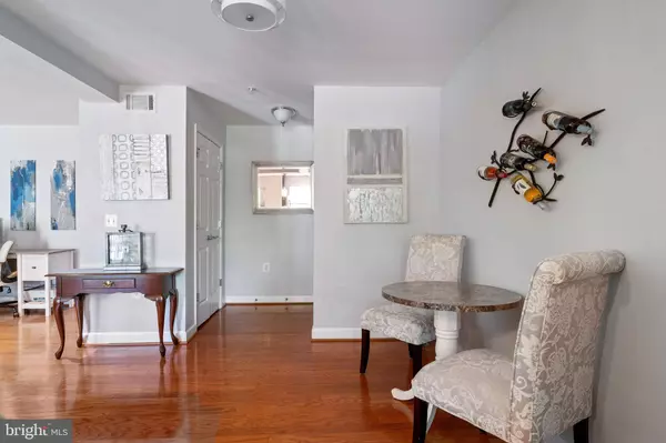 4083 S FOUR MILE RUN DR #301, Arlington, VA 22204