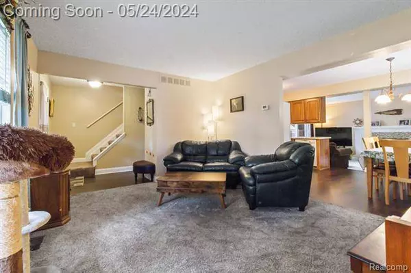 14592 Debbie Drive, Sterling Heights, MI 48313