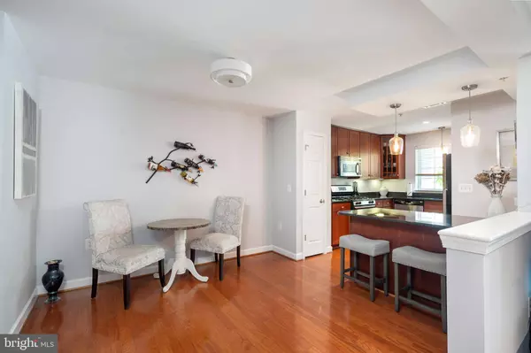 4083 S FOUR MILE RUN DR #301, Arlington, VA 22204