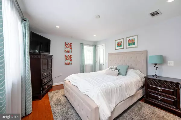 4083 S FOUR MILE RUN DR #301, Arlington, VA 22204