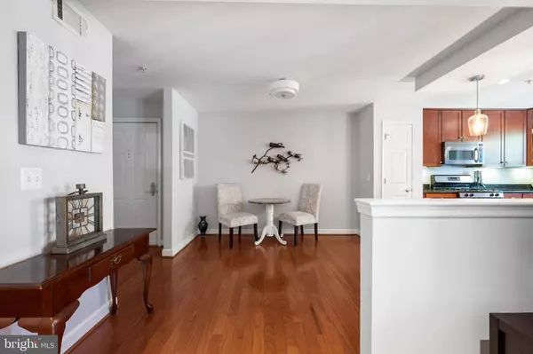 4083 S FOUR MILE RUN DR #301, Arlington, VA 22204