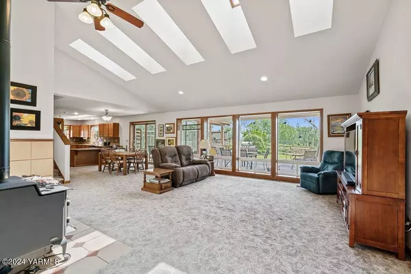 1241 Nelson Rd, Granger, WA 98932