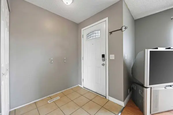 75 Erin Croft CRES SE #22, Calgary, AB T2B 2T8