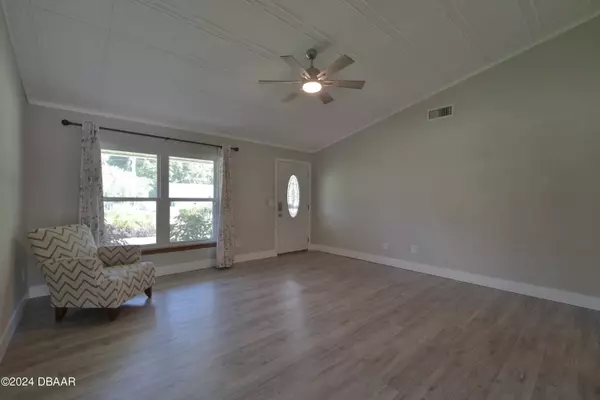 627 Cherokee LN, Daytona Beach, FL 32117