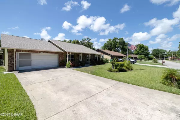 627 Cherokee LN, Daytona Beach, FL 32117