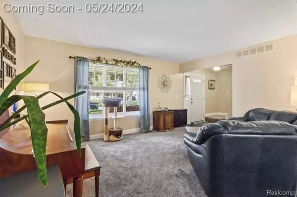 14592 Debbie Drive, Sterling Heights, MI 48313