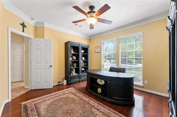 11 Barlow CT, The Woodlands, TX 77382