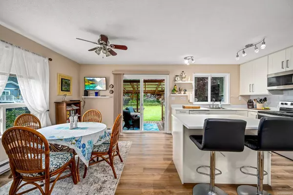 6590 Mystery Beach Rd, Fanny Bay, BC V0R 1W0