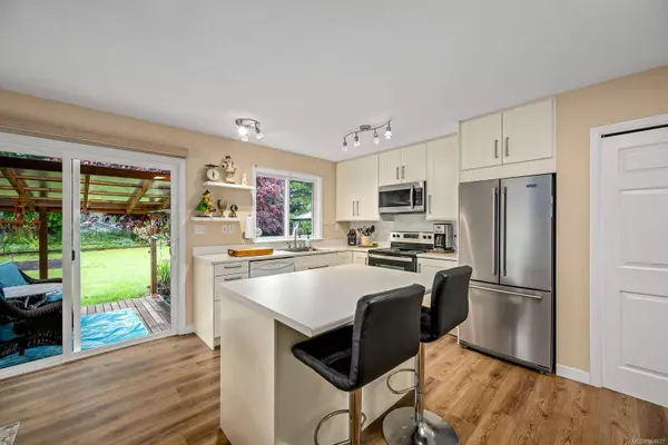 6590 Mystery Beach Rd, Fanny Bay, BC V0R 1W0