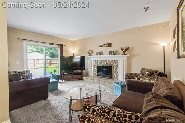 14592 Debbie Drive, Sterling Heights, MI 48313