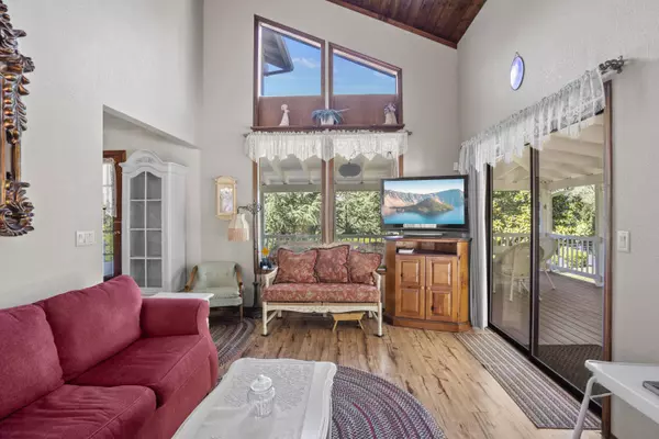 300 Red Spur Dr, Grants Pass, OR 97527