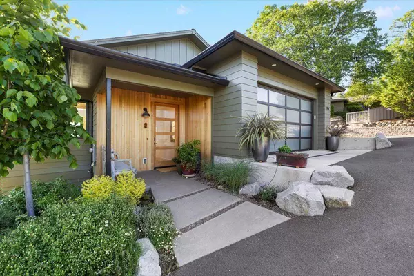 294 Skycrest Dr, Ashland, OR 97520