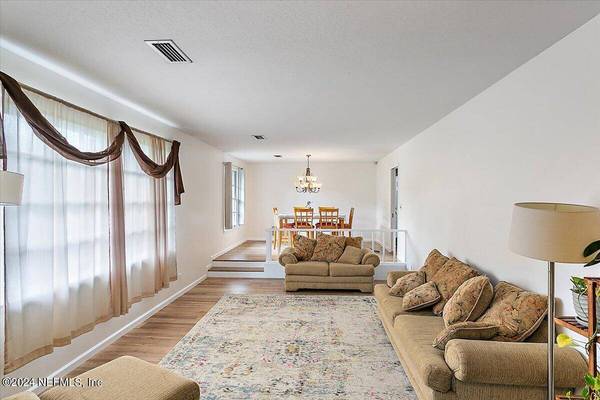 2036 WOODLEIGH DR W, Jacksonville, FL 32211