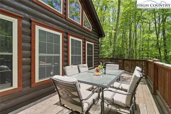 104 S Hickory LN, Beech Mountain, NC 28604