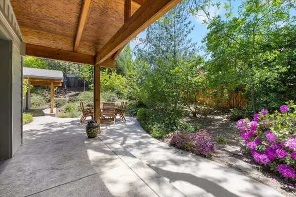 391 Grandview Dr, Ashland, OR 97520