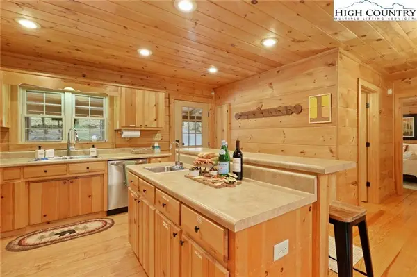 104 S Hickory LN, Beech Mountain, NC 28604