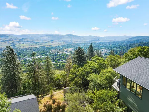 294 Skycrest Dr, Ashland, OR 97520