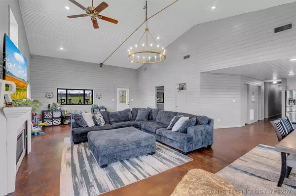 1405 S Highway 28 HWY S, Chelsea, OK 74016