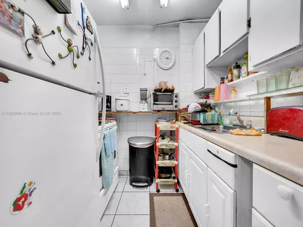 8095 NW 8th St #103, Miami, FL 33126