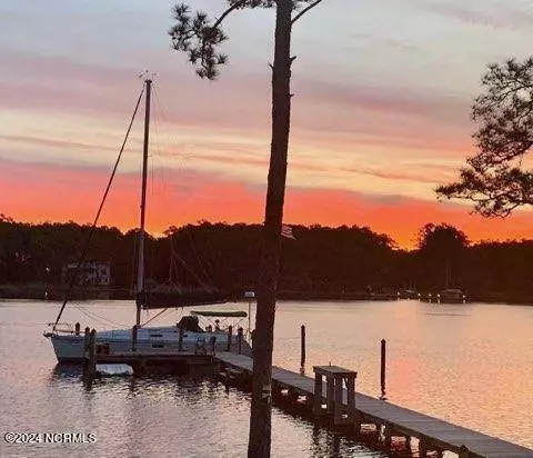 30 Fork Point West Road, Oriental, NC 28571