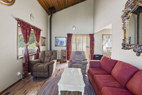 300 Red Spur Dr, Grants Pass, OR 97527