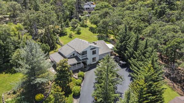 300 Red Spur Dr, Grants Pass, OR 97527