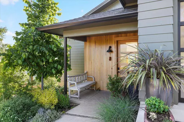 294 Skycrest Dr, Ashland, OR 97520