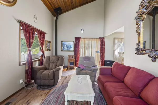 300 Red Spur Dr, Grants Pass, OR 97527