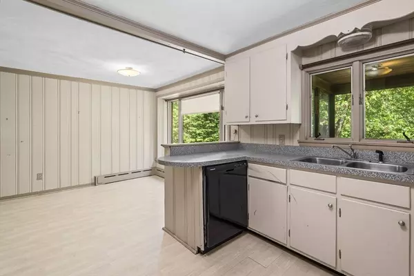 10 Kenneth Lunden Dr, East Longmeadow, MA 01028