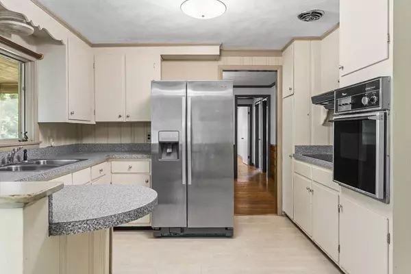 10 Kenneth Lunden Dr, East Longmeadow, MA 01028