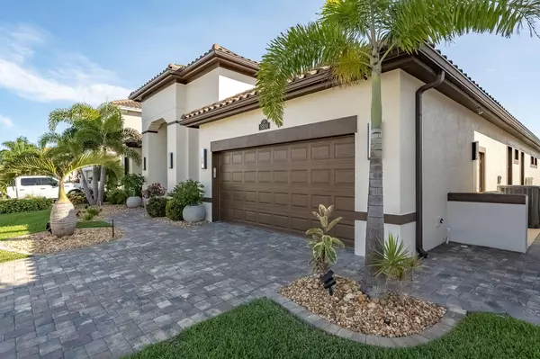 8388 Crimson DR, Melbourne, FL 32940