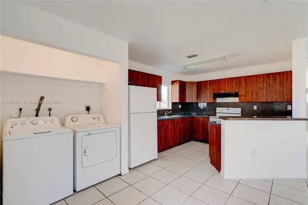 880 SW 9th Plz, Florida City, FL 33034