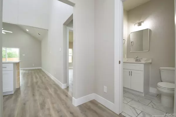 1146 E. Chavaneaux, San Antonio, TX 78221