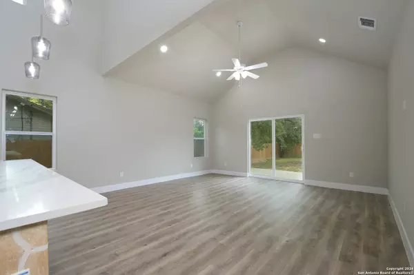 1146 E. Chavaneaux, San Antonio, TX 78221