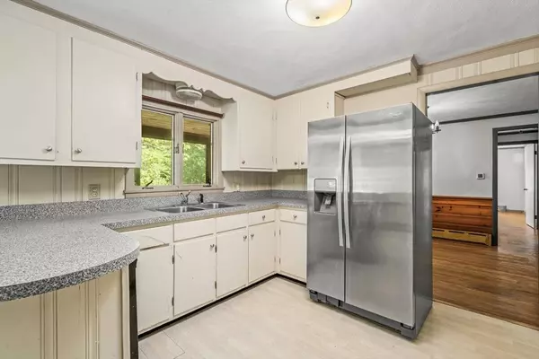 10 Kenneth Lunden Dr, East Longmeadow, MA 01028